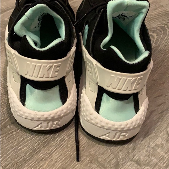 Nike Huarache Running Shoes - Picture 2 of 3